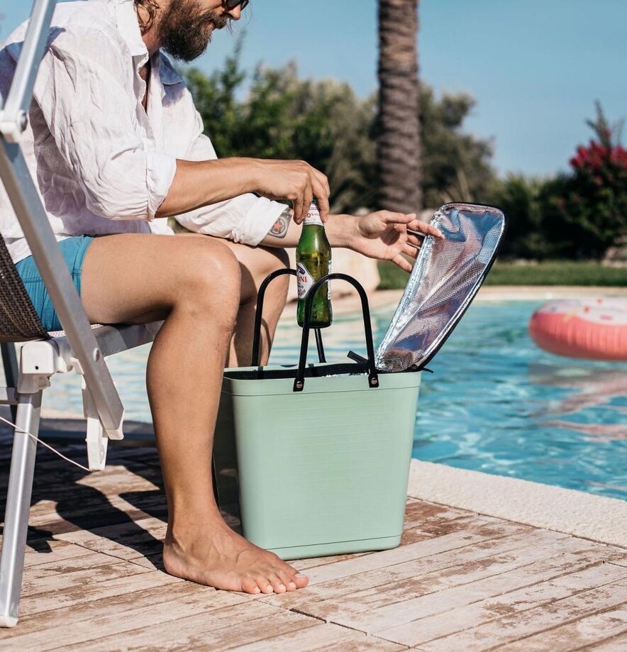 Hinza Kylväska Hög Svart från Hinza vid poolkant