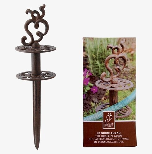 Slangguide Gjutjärn från Gardenlife i grön trädgårdsmiljö