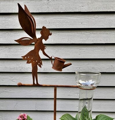 Regnmätare - Älva från Lind Decoration i trädgårdsmiljö