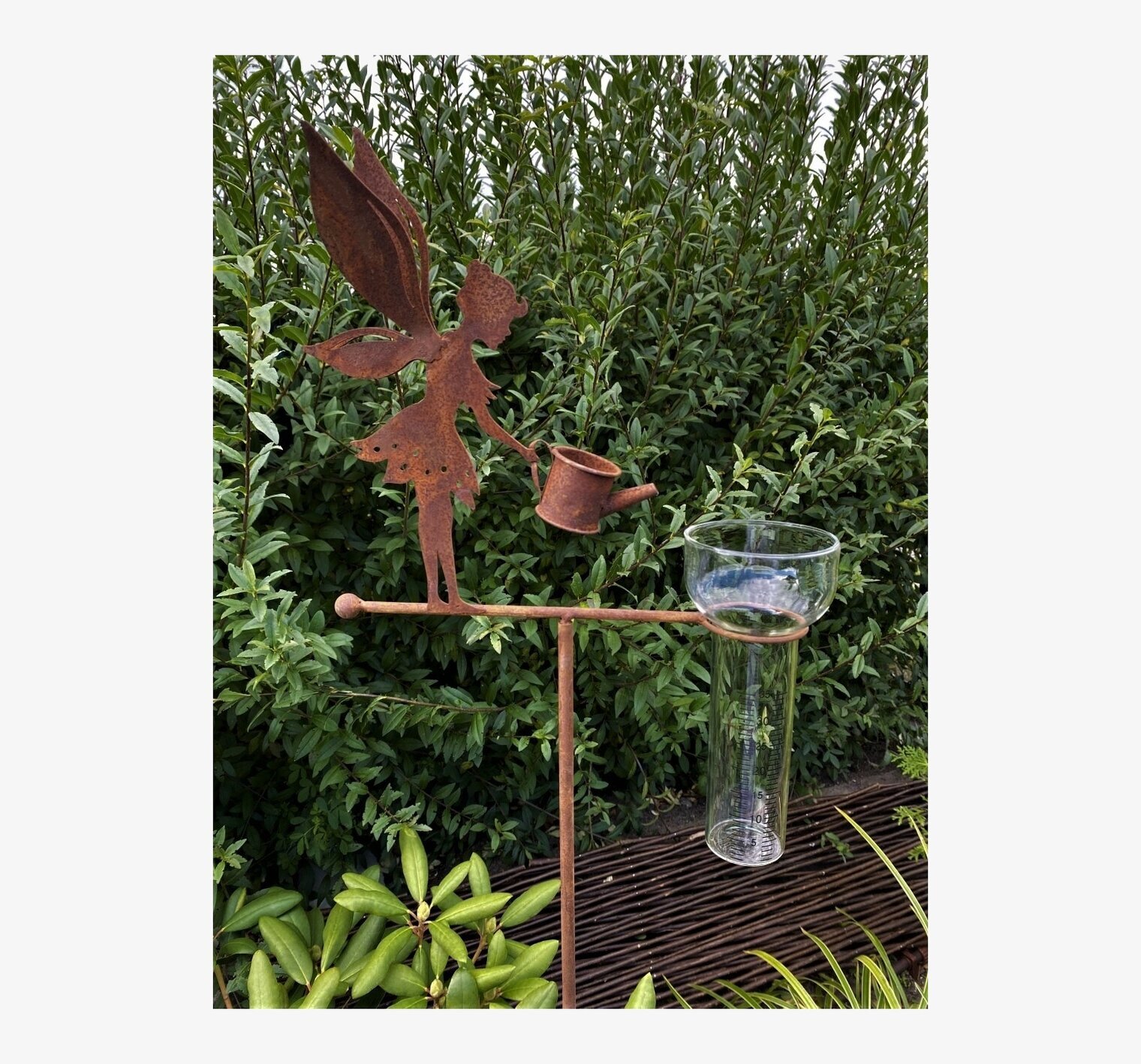 Regnmätare - Älva från Lind Decoration i en grön trädgård