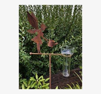 Regnmätare - Älva från Lind Decoration i en grön trädgård