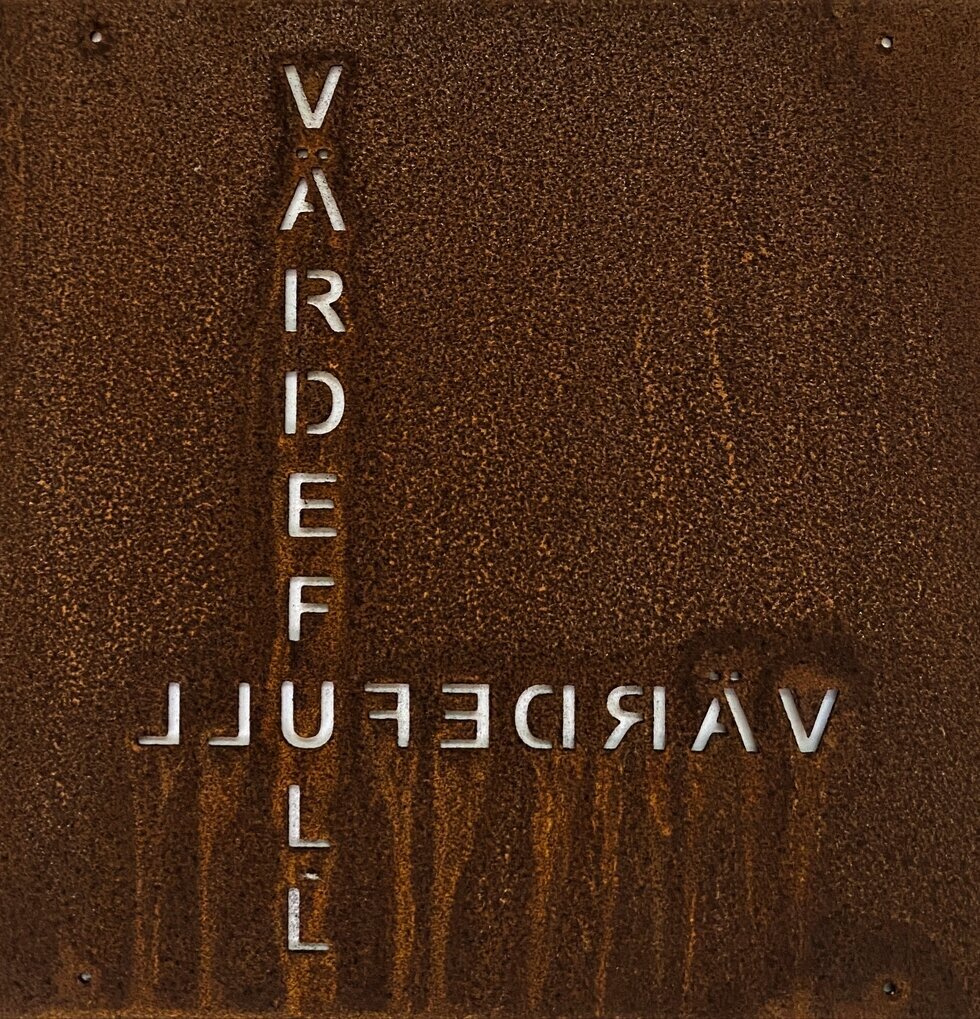 Skylt Värdefull (Armeringsnät) från Lind Decoration