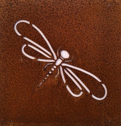 Skylt Slända (armeringsnät) från Lind Decoration, rostig