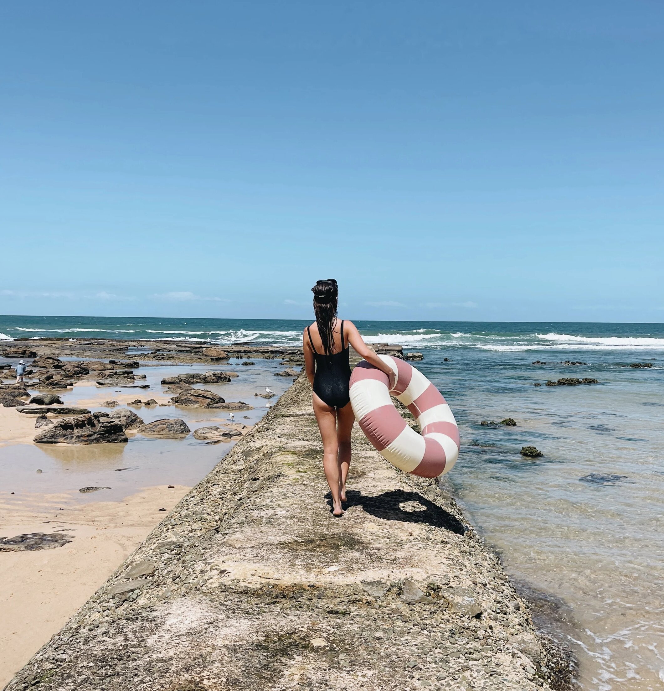 Badring Dark Rose - Petites Pommes vid stenig strandpromenad