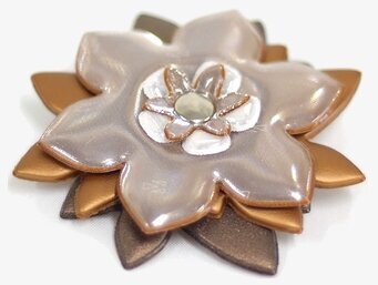 Reflexbrosch Brun från Glimmis, blomformad med silverdetaljer