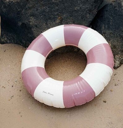 Badring Dark Rose - Petites Pommes på en sandig strand