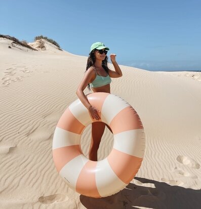 Badring Peach Daisy - Petites Pommes på solig stranddag