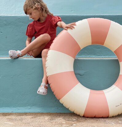 Badring Peach Daisy - Petites Pommes lutad mot blå trappa