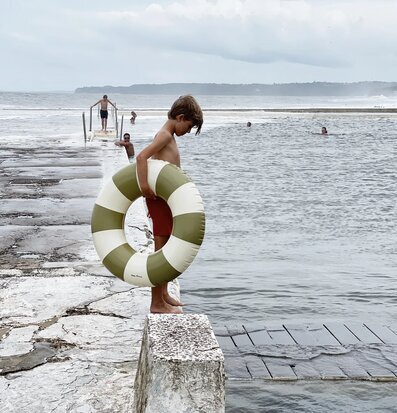Badring Terra Verde - Petites Pommes vid havet med pojke