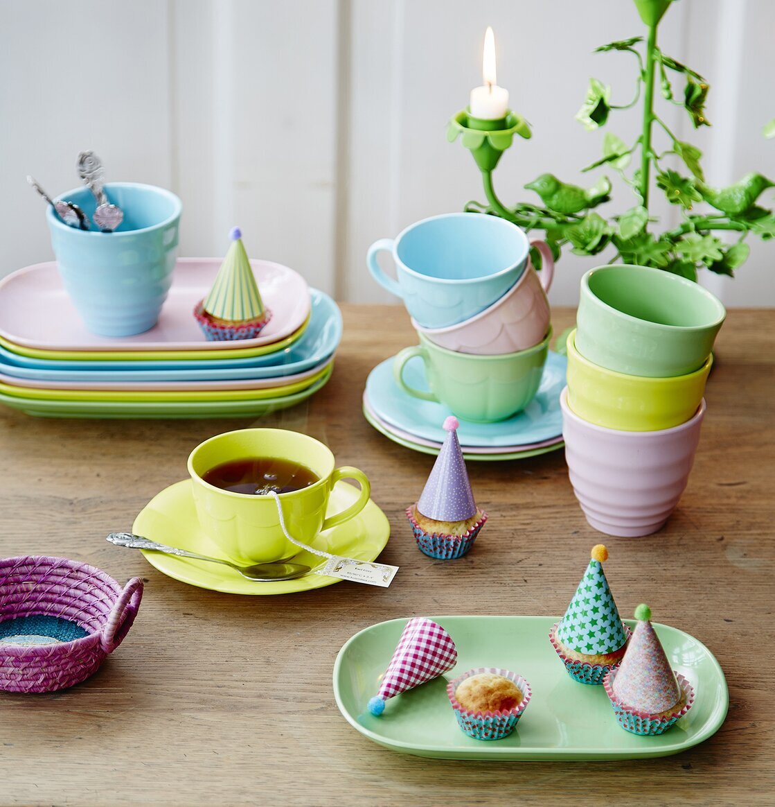 Small Lunch Plate Mint från Rice på ett färgglatt bord