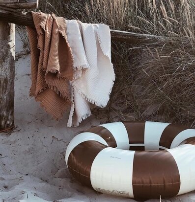 Badring Charleston - Petites Pommes på en sandig strand