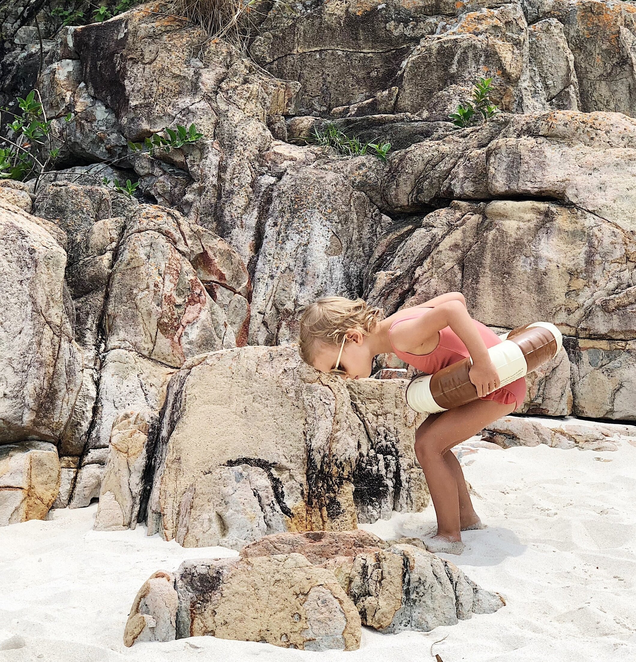 Badring Charleston - Petites Pommes på strand med klippor