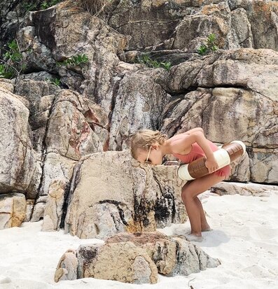 Badring Charleston - Petites Pommes på strand med klippor