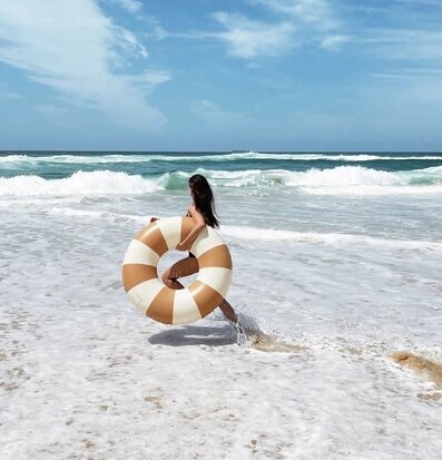 Badring Dolce - Petites Pommes på strand med hav och moln