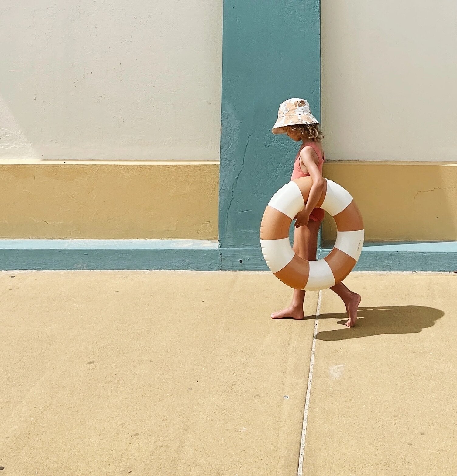 Badring Dolce - Petites Pommes, barn håller badring, sommar