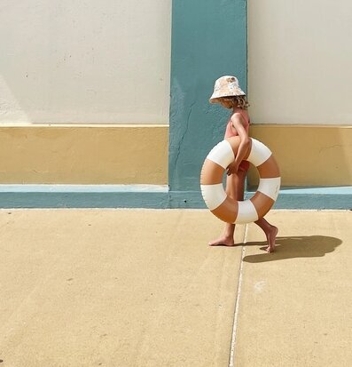 Badring Dolce - Petites Pommes, barn håller badring, sommar