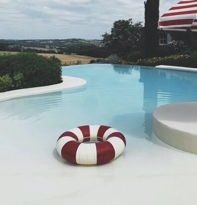 Badring Ruby Red - Petites Pommes vid en infinity-pool