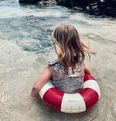 Badring Ruby Red - Petites Pommes, barn vid strand, röd-vit