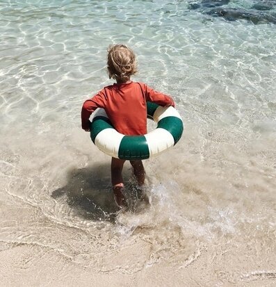 Badring Oxford Green - Petites Pommes använd på strand