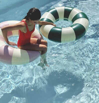 Badring Oxford Green - Petites Pommes i klarblått poolvatten