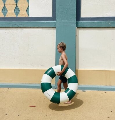 Badring Oxford Green - Petites Pommes vid en färgglad vägg