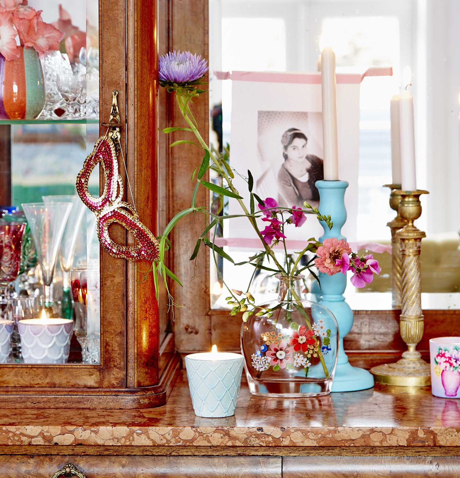 Ljus Keramik Vit/Rosa från Rice på marmorbänk med dekorationer