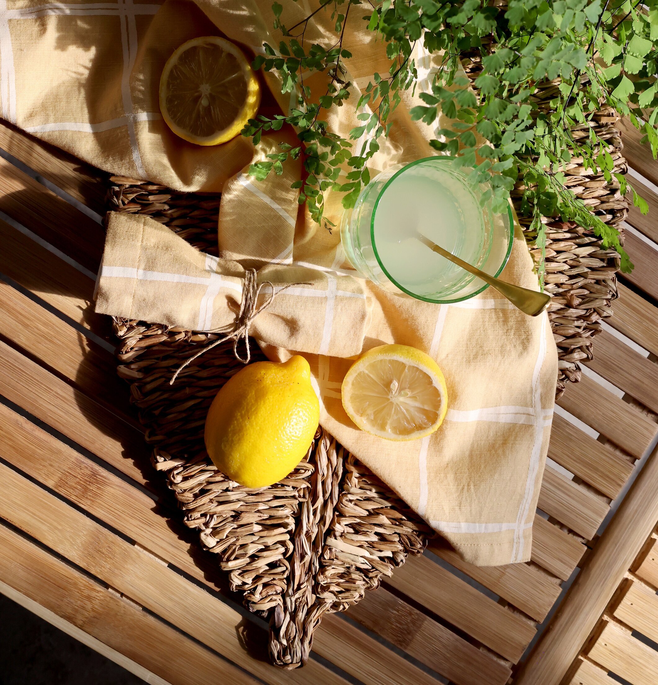 Bordstablett Blad 38cm från Chic Antique på rustikt träbord