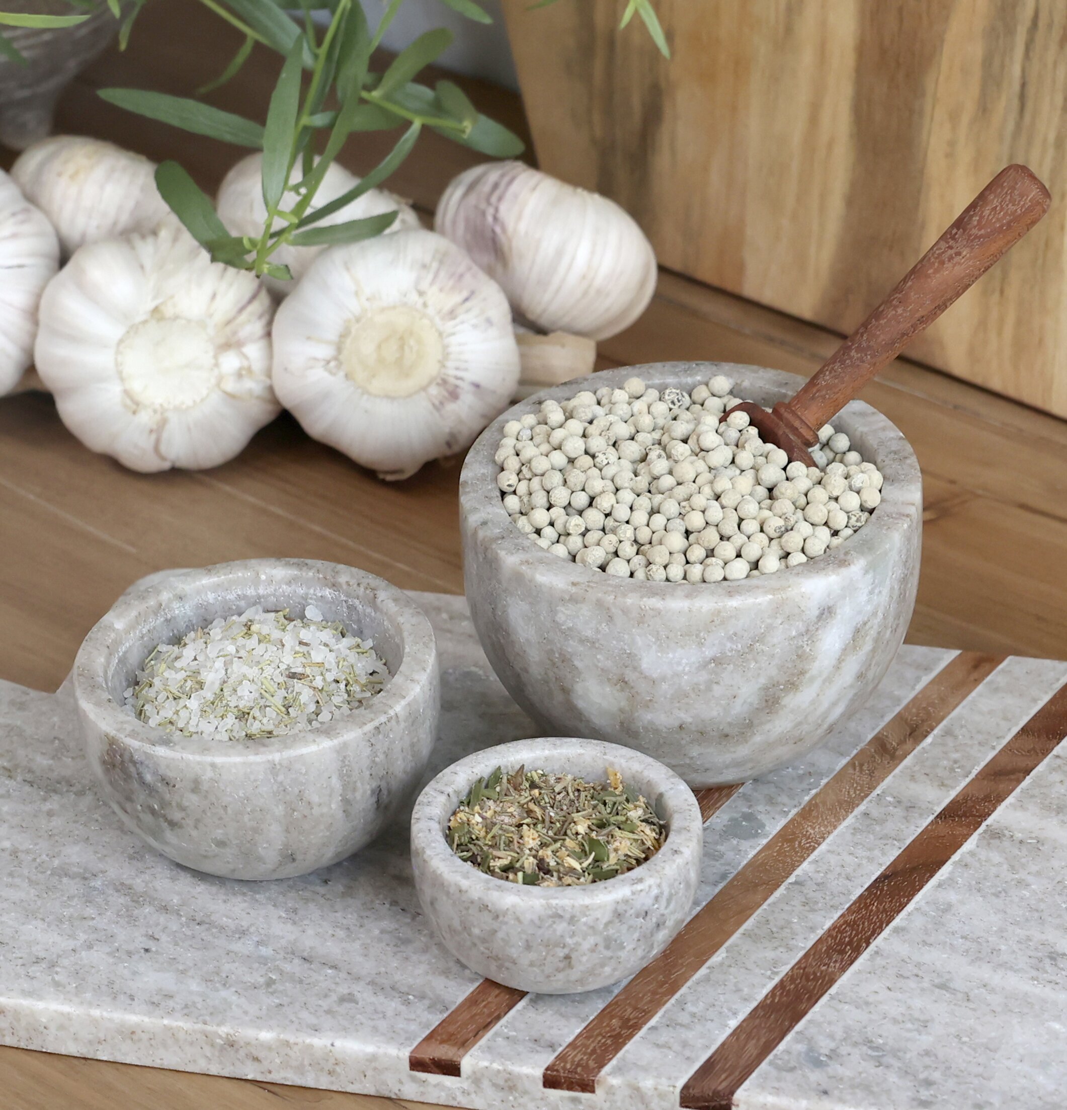 Sked Laon Akacia från Chic Antique i marmorskål med pepparkorn