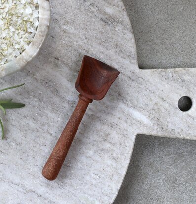 Sked Laon Akacia från Chic Antique på marmorerad skärbräda