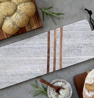 Tapasbricka Marmor Morlaix från Chic Antique med bröd och salt