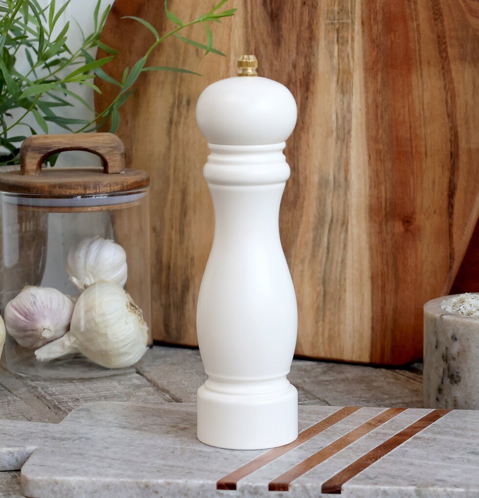 Salt/Pepparkvarn Creme från Chic Antique på rustik träyta