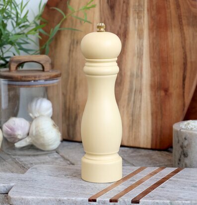 Salt/Pepparkvarn Honung från Chic Antique i köksmiljö