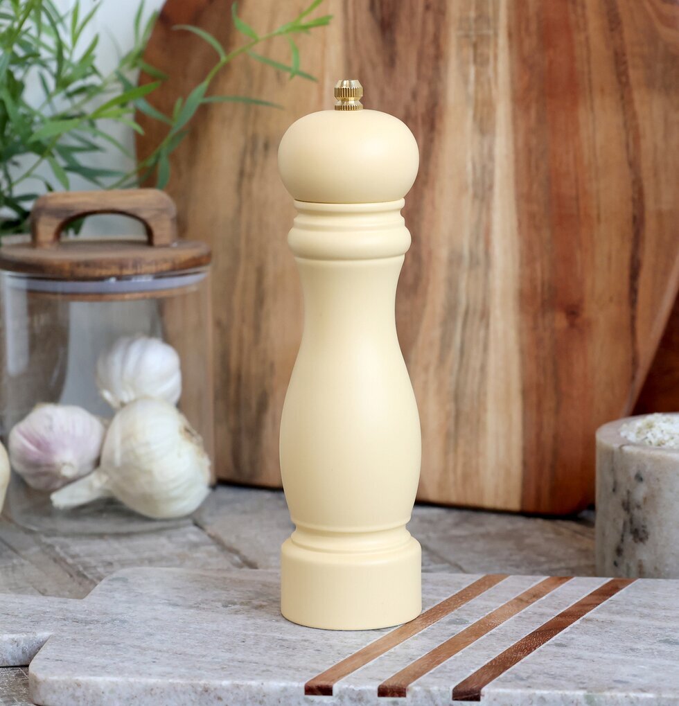 Salt/Pepparkvarn Honung från Chic Antique i köksmiljö