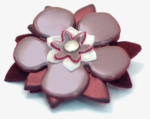 Reflexbrosch Vinröd från Glimmis på vit bakgrund