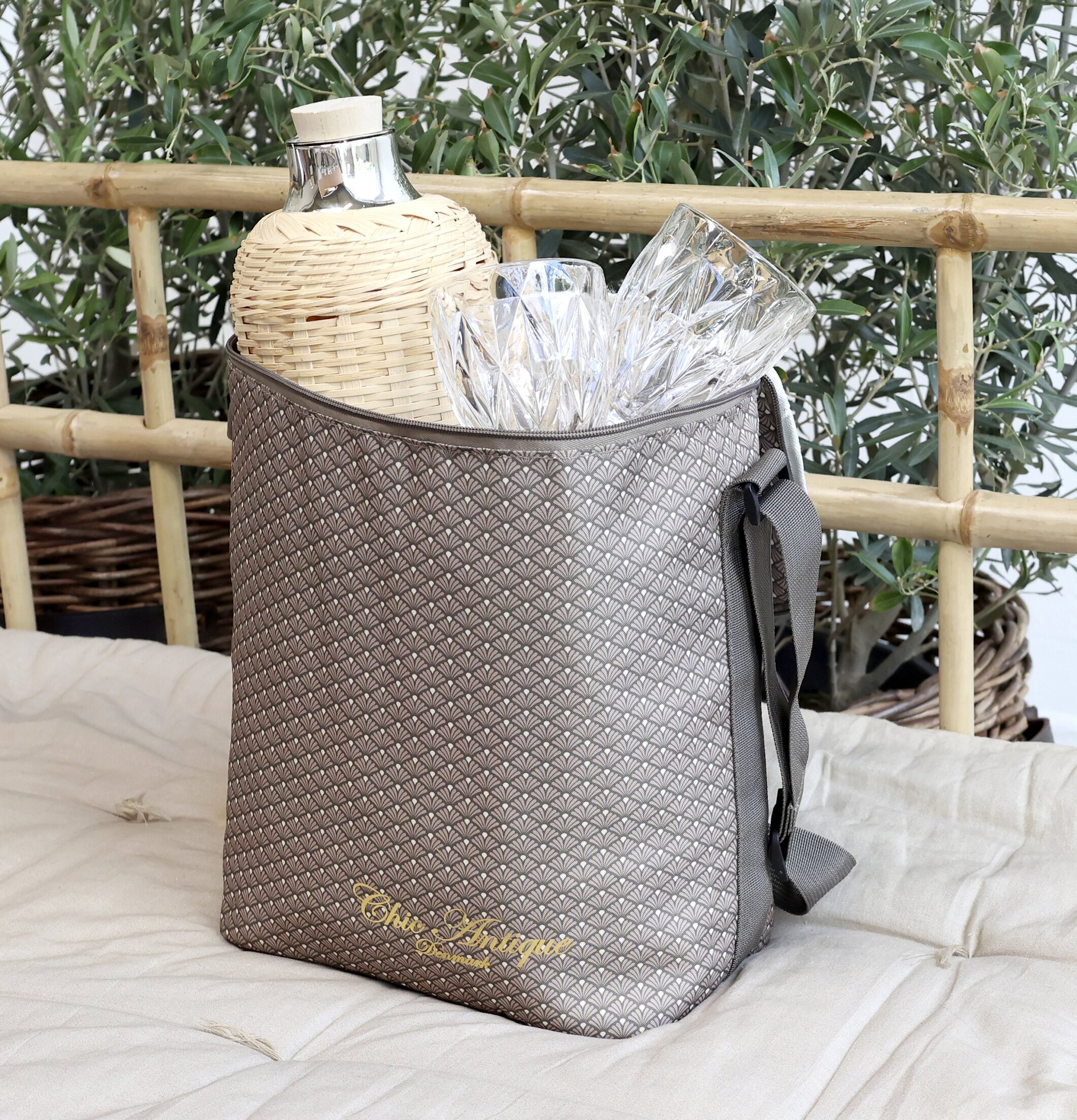 Kylväska Med Axelrem från Chic Antique i rustik miljö