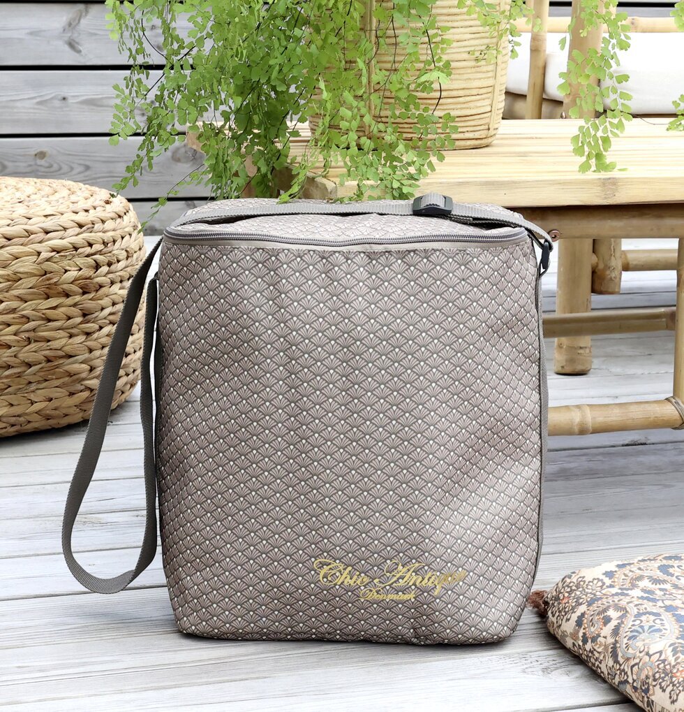 Kylväska Med Axelrem från Chic Antique på ett trädäck