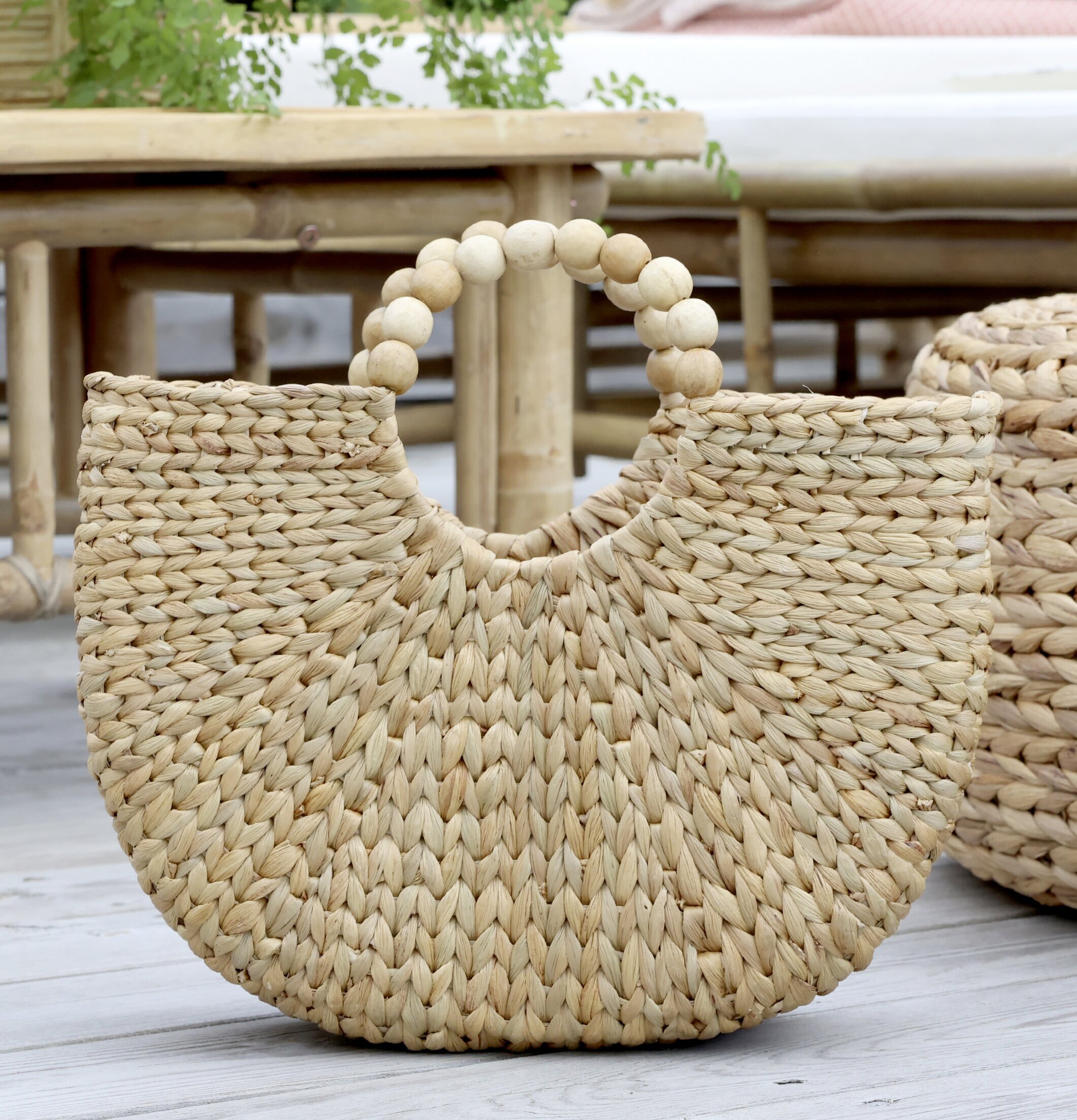 Korg/Väska Med Pärlhandtag från Chic Antique i naturlig miljö