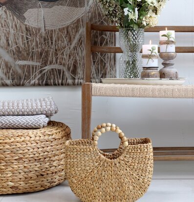 Korg/Väska Med Pärlhandtag från Chic Antique i elegant miljö