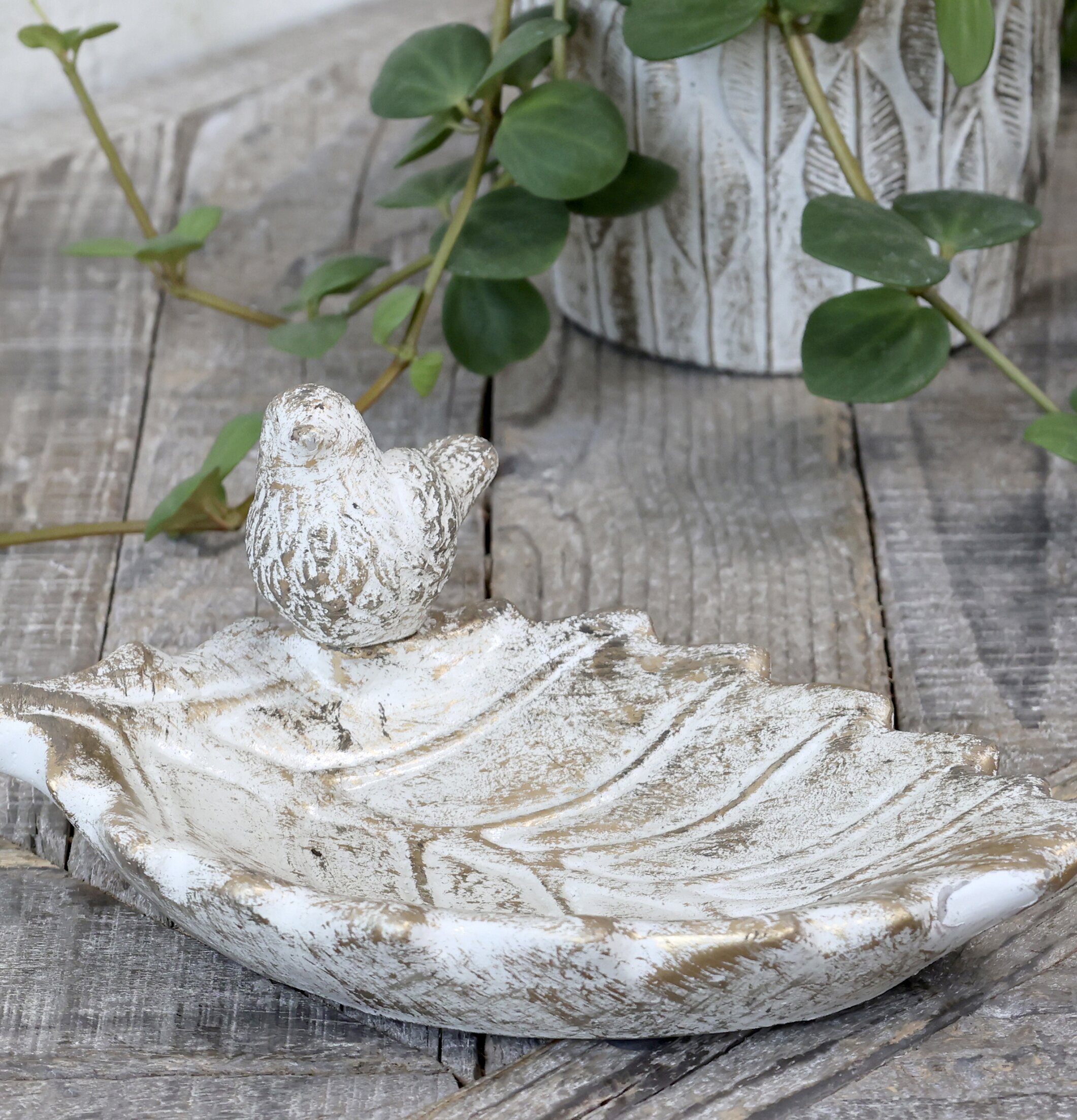 Fågelbad Med Guldmönster från Chic Antique i rustik miljö