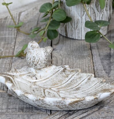 Fågelbad Med Guldmönster från Chic Antique i rustik miljö