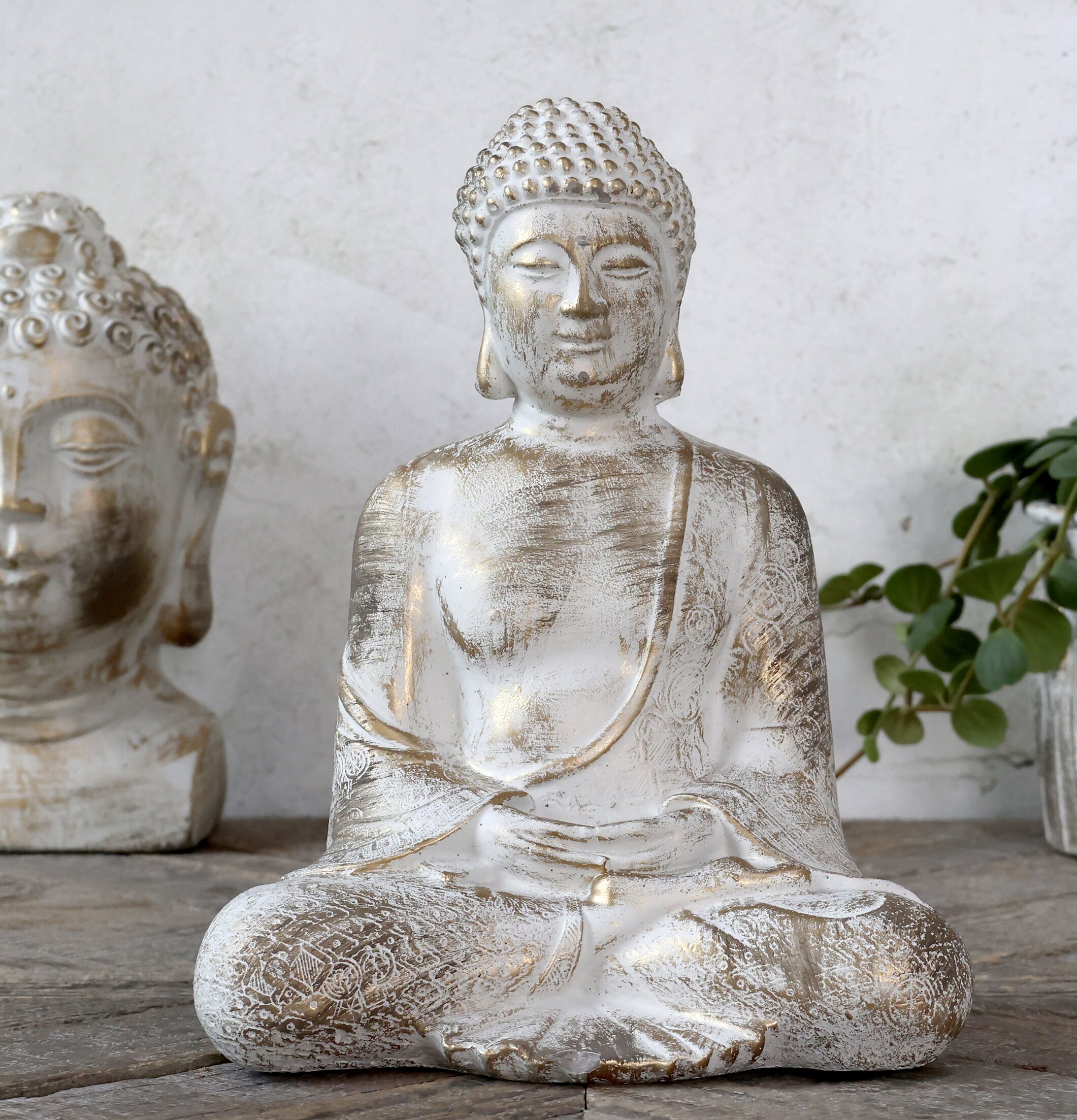 Vittel Buddha Med Guldmönster från Chic Antique på träbord