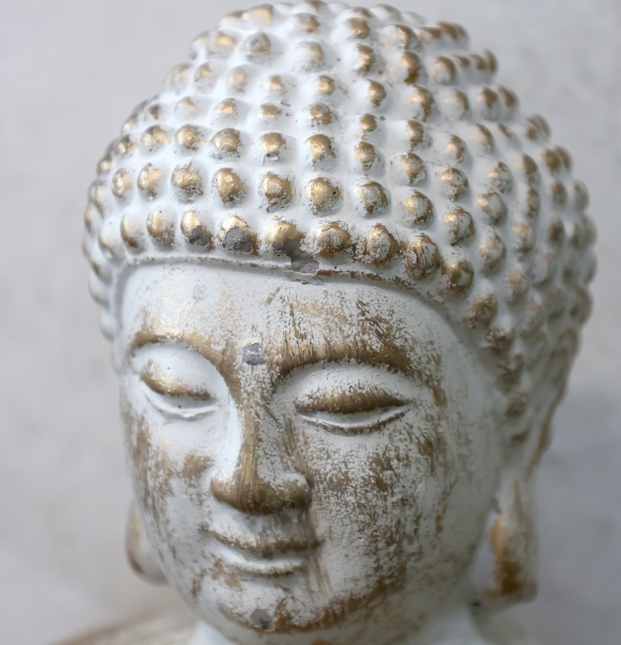 Vittel Buddha Med Guldmönster från Chic Antique skulptur