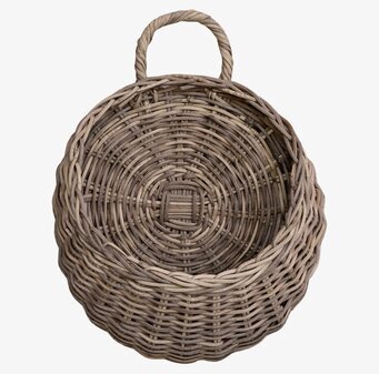 Väggkorg Rotting Med Handtag från Chic Antique på en vägg