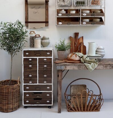 Tidningskorg Rotting Natur från Chic Antique vid rustikt bord