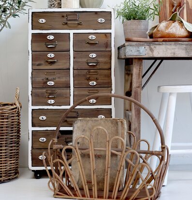 Tidningskorg Rotting Natur från Chic Antique i rustik miljö