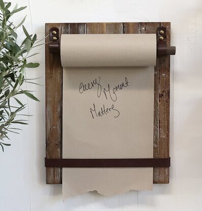 Pappersrulle från Chic Antique på rustik träram med patina