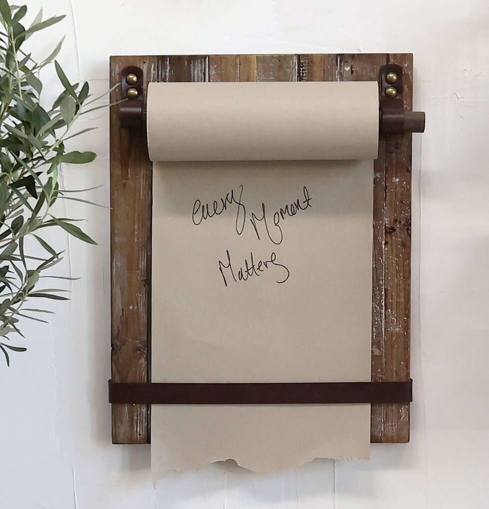 Pappershållare Återvunnet Trä från Chic Antique på vit vägg