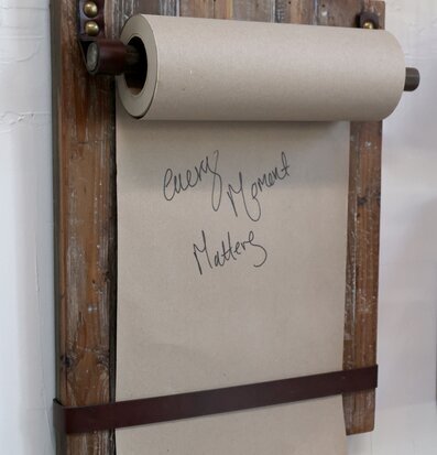 Pappershållare Återvunnet Trä från Chic Antique på vägg