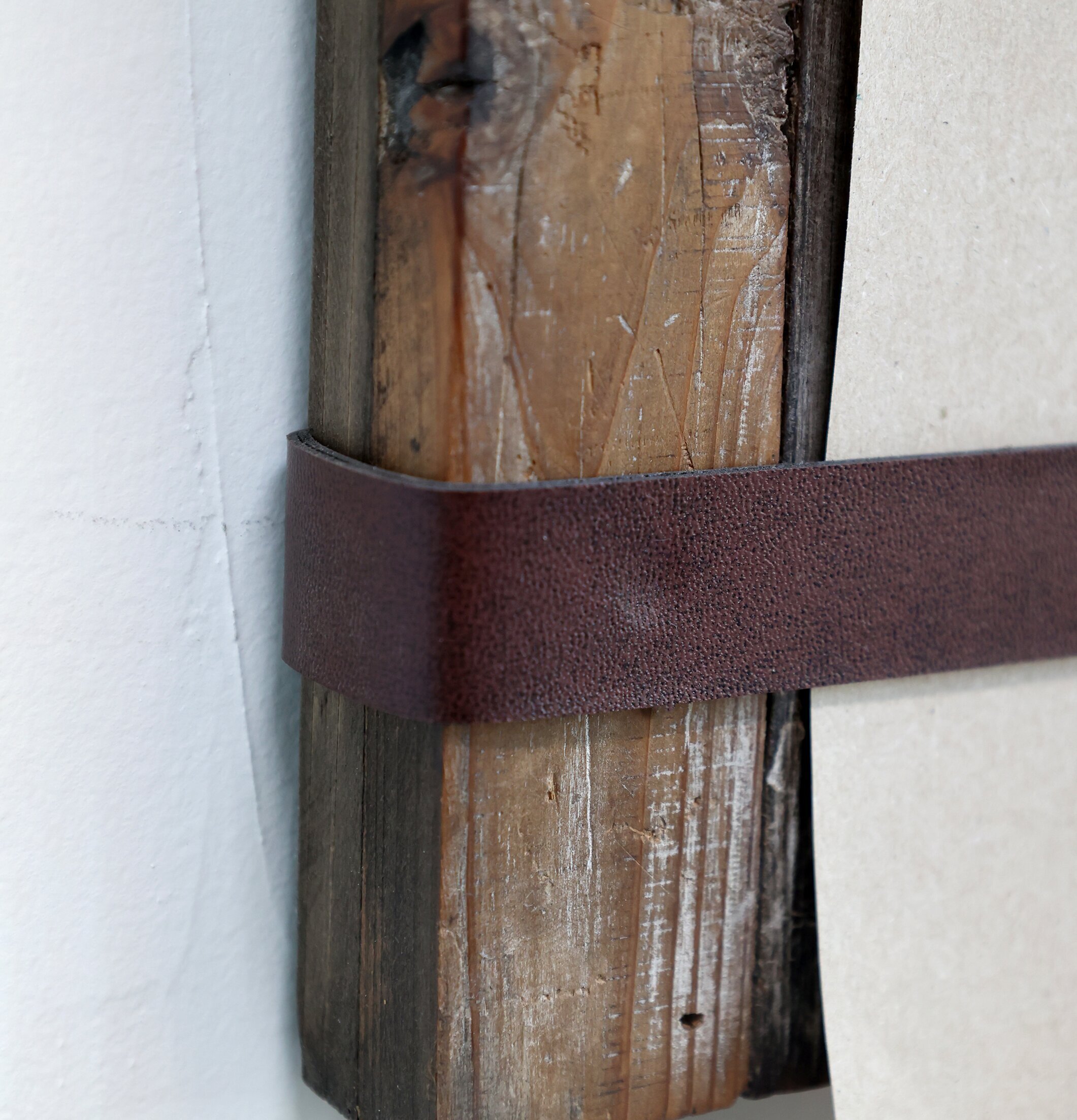 Pappershållare Återvunnet Trä från Chic Antique med läderband