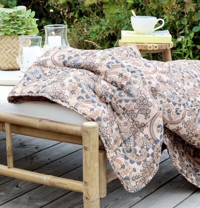 Täcke/Pläd Paisley Beige från Chic Antique på bambubänk